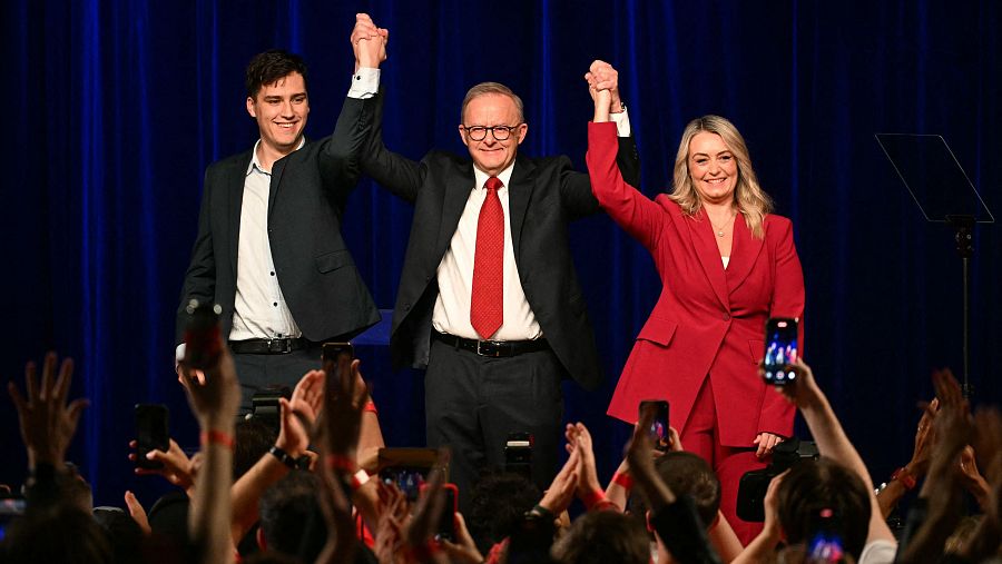 El primer ministro australiano, Anthony Albanese, celebra con su pareja Jodie Haydon y su hijo Nathan Albanese tras ganar las elecciones generales