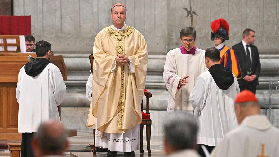 El cardenal español Ángel Fernández Artime (2.º por la izquierda) oficia la misa del octavo novendial