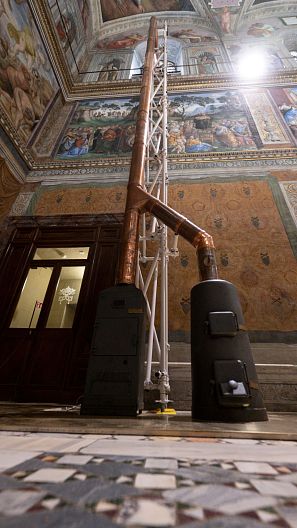 Las estufas y la chimenea instaladas en el interior de la Capilla Sixtina antes del cónclave
