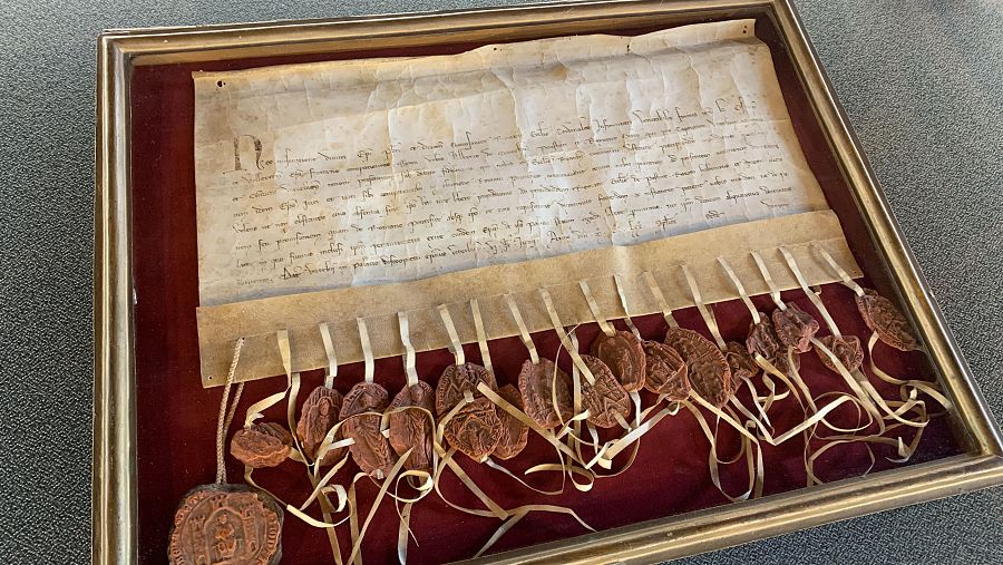 El pergamino que hace referencia al palacio 