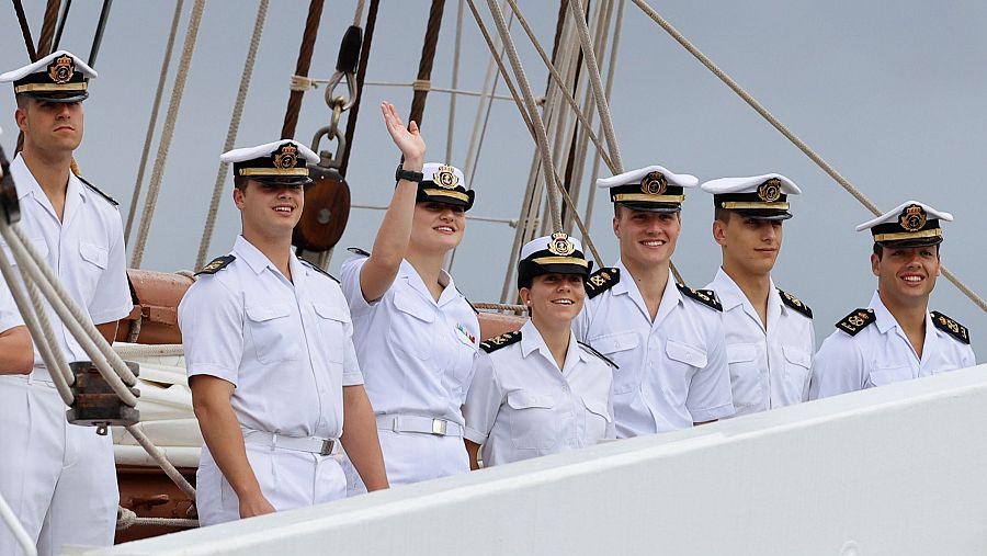 La reina Letizia se reúne con Leonor en una escala del buque Elcano