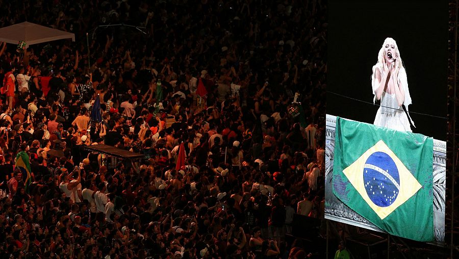 La gente se reúne para asistir al concierto abierto de Lady Gaga, en la playa de Copacabana en Río de Janeiro