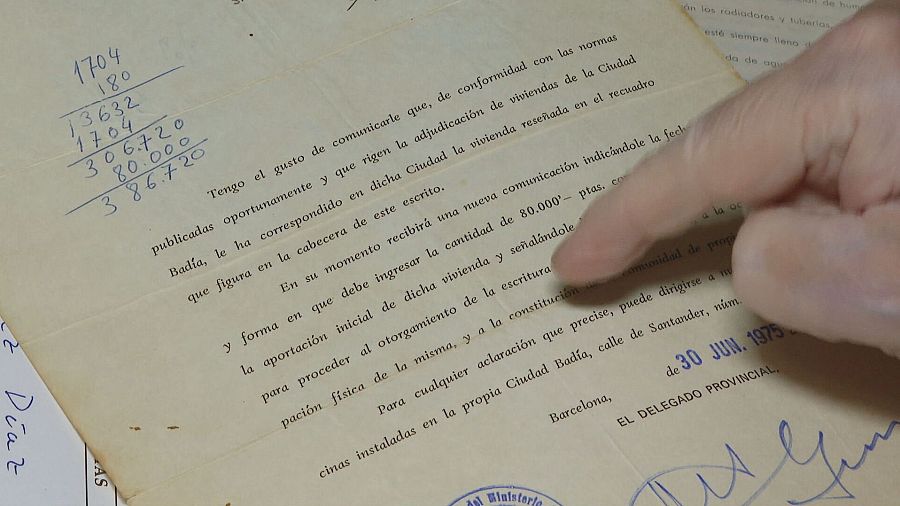 Notificación de adjudicación de vivienda en Ciudad Badía (30/06/1975). Se requiere pago inicial de 80.000 pesetas.  Contiene instrucciones para el pago y la escritura.