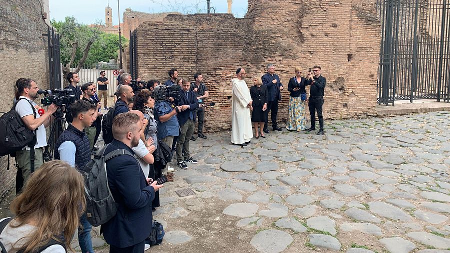 Expectación de la prensa ante la iglesia de Santa Francesca Romana antes de la llegada de Erdő