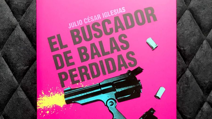 Portada rosa fucsia de libro con título 
