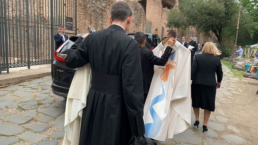 El séquito del cardenal carga con distintos hábitos