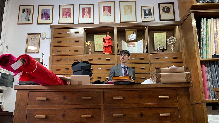 La tienda de Gammarelli, con los retratos de los últimos papas