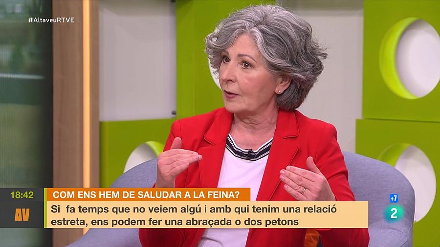 Si fa temps que no veiem algú i tenim una relació estreta, podem abraçar-lo o fer-li dos petons.