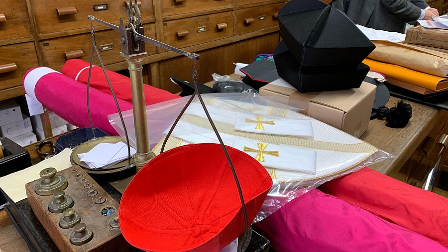 Telas y birretes en Gammarelli