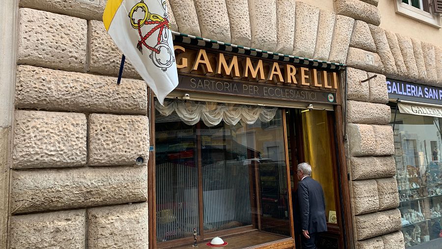 Escaparate de Gammarelli, con el solideo papal