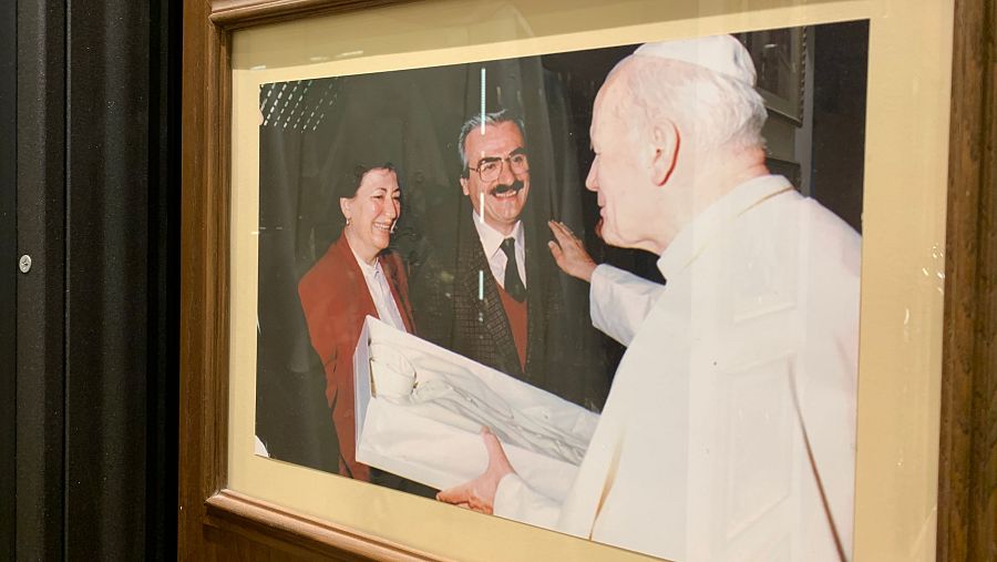 Foto de Mancinelli, junto a su mujer y el papa Juan Pablo II, en su tienda