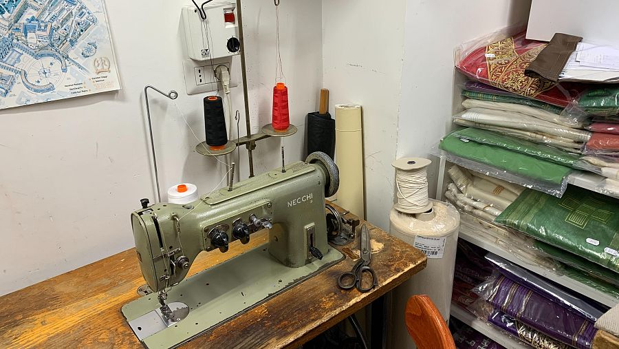 La histórica máquina de coser de Mancinelli, que ha elaborado varios hábitos papales