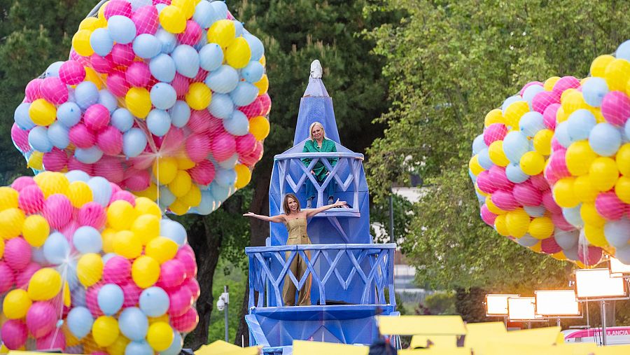 Belén Esteban y María Patiño sobre su carroza del gran desfile de 'La familia de la tele'