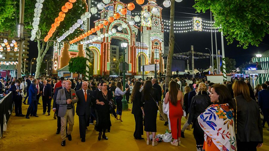Varias personas pasean por el recinto ferial tras el tradicional 'alumbrao'
