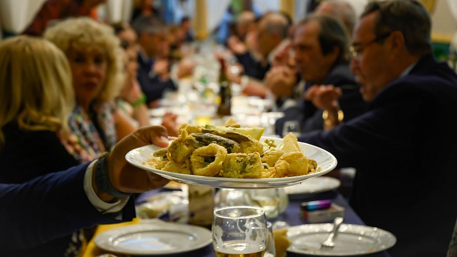 Un grupo de personas celebra la tradicional 
