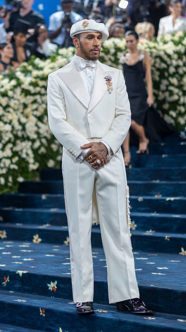 Lewis Hamilton posa en la alfombra roja de la Met Gala 2025