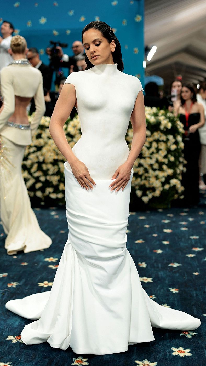 Rosalía posa en la Met Gala 2025