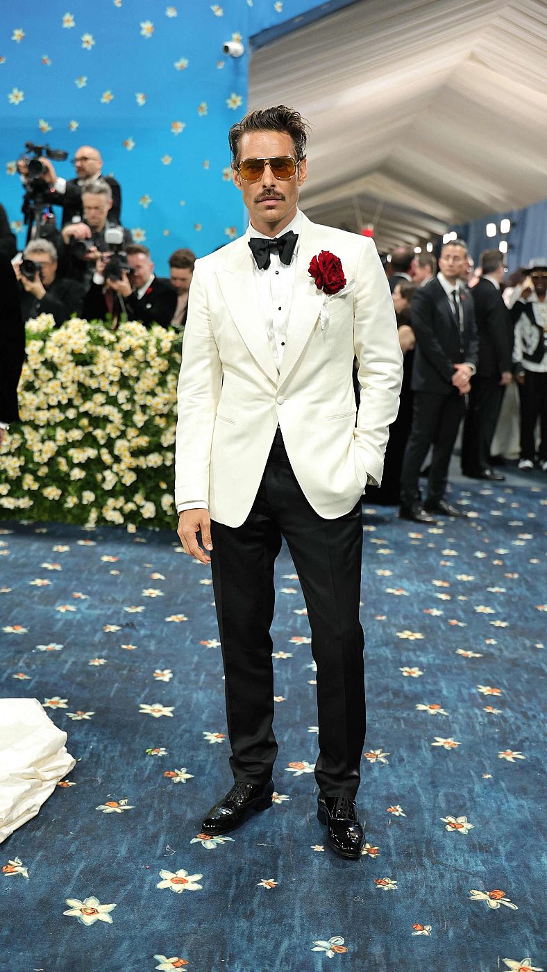 El modelo Jon Kortajarena a su llegada a la Met Gala 2025