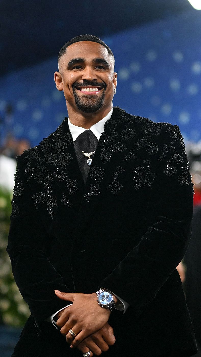 El jugador de fútbol americano Jalen Hurts en la Met Gala 2025