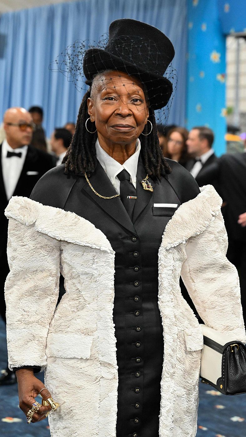 Whoopi Goldberg posa en la Met Gala 2025