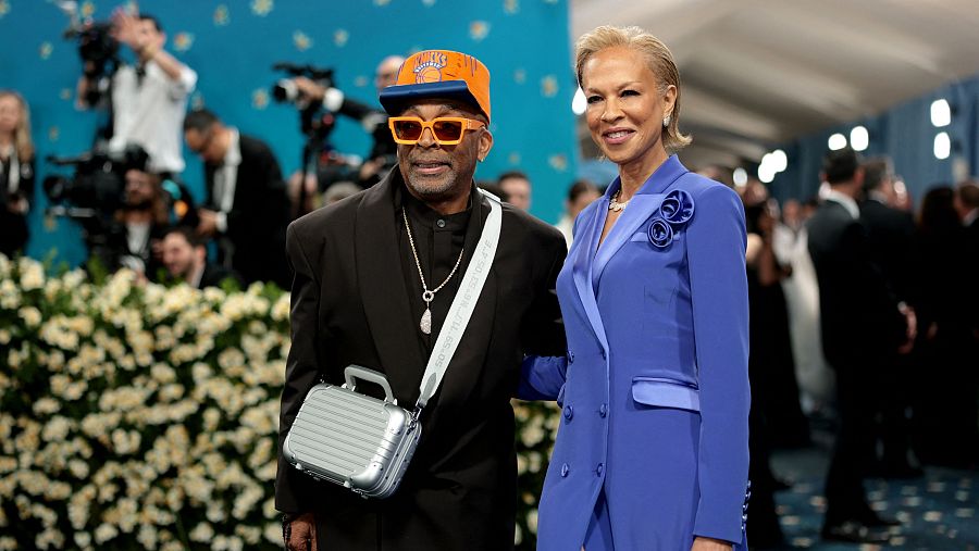 Spike Lee y Tonya Lewis Lee posan durante la Met Gala 2025