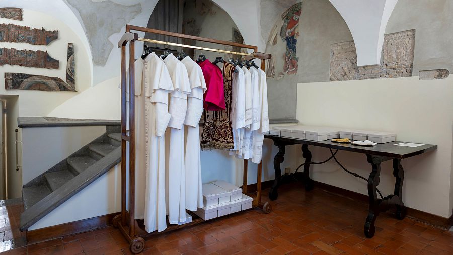 La Sala de las Lágrimas, con las sotanas de tres tallas y varios pares de zapatos para el futuro papa