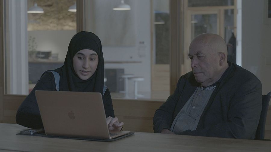 Fotografía de Tommouchi junto con su nieta