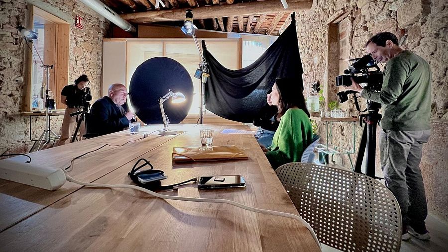 Fotografía de Ahmed Tommouhi junto con su nieta