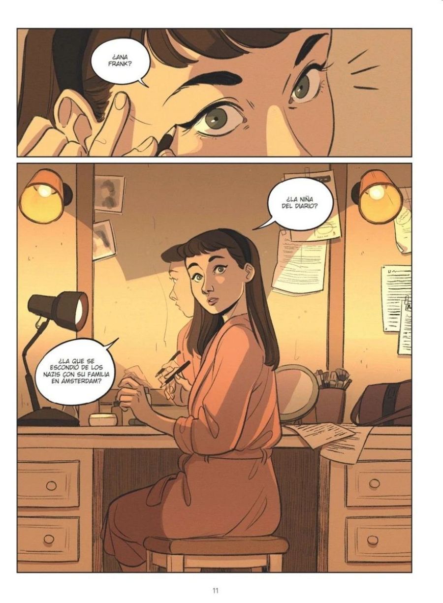 Mujer maquillándose y luego sentada ante un tocador con varios objetos.  Bocadillo con preguntas sobre Ana Frank, insinuando una preparación para un papel.