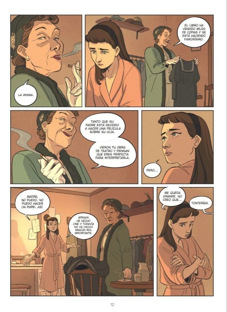 Conversación familiar en un cómic: Audrey duda sobre interpretar un papel en una película basada en su exitoso libro, mientras su madre la apoya.