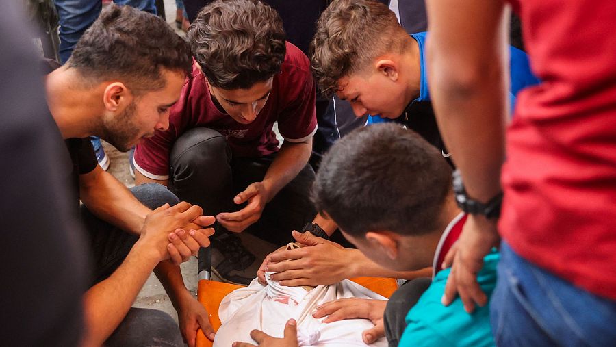 Guerra en Gaza: Israel bombardea escuelas y mata a decenas de personas
