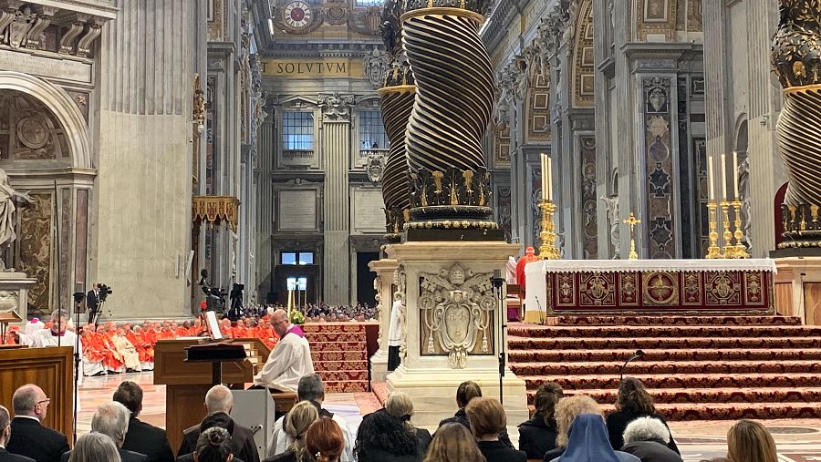 A la izquierda, los cardenales; junto al órgano, el músico español Josep Solé; y en el altar el cardenal decano Giovanni Battista Re