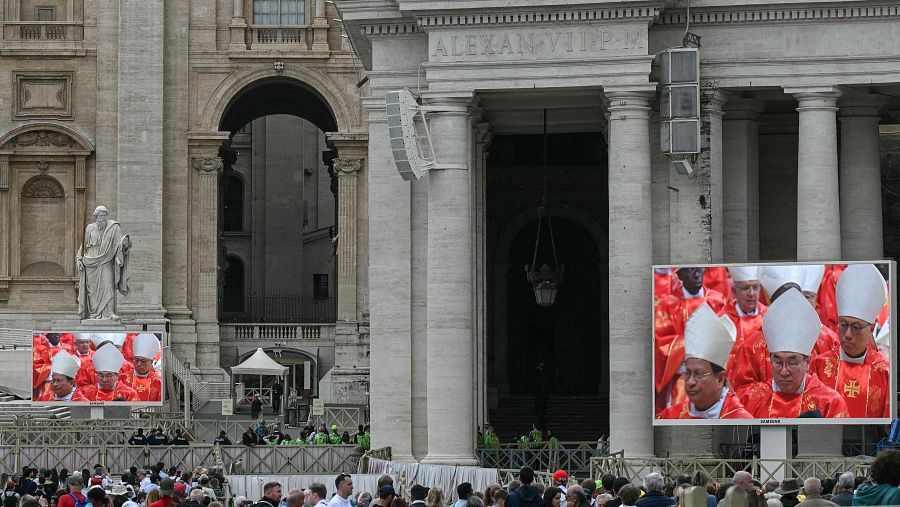 Pantallas gigantes para seguir la misa en San Pedro