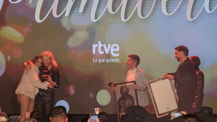 Melody recibe el disco de oro por la gran acogida de 'ESA DIVA'