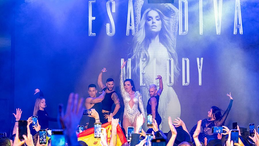 Actuación final de Melody y su equipo en el Teatro Barceló