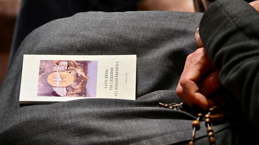 Un fiel asiste a una misa especial por la elección del Papa antes del inicio del cónclave