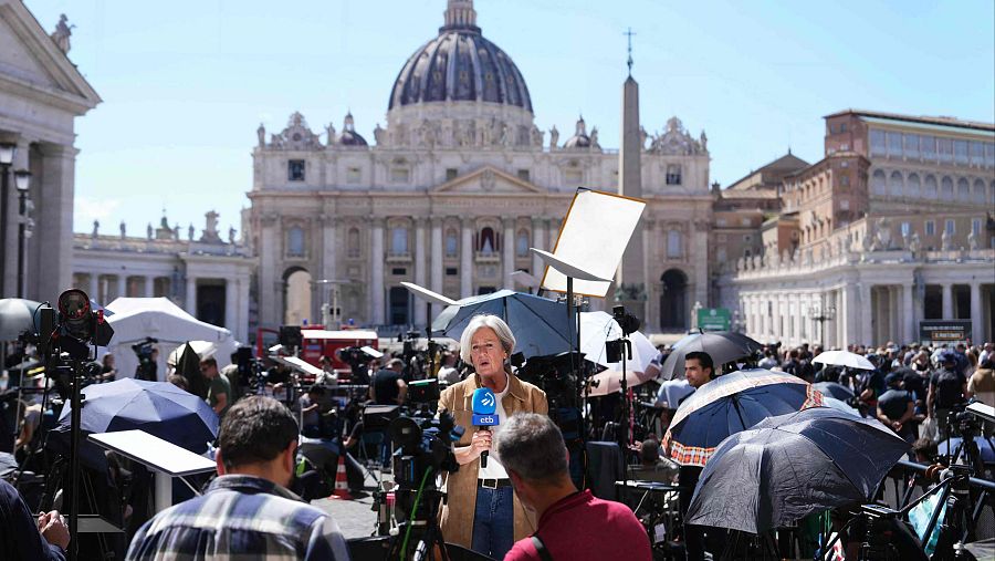 Miembros de los medios de comunicación se reúnen en la Plaza de San Pedro