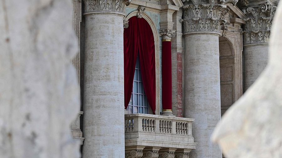 El balcón principal de la logia central de la Basílica de San Pedro donde el nuevo Papa aparecerá por primera vez