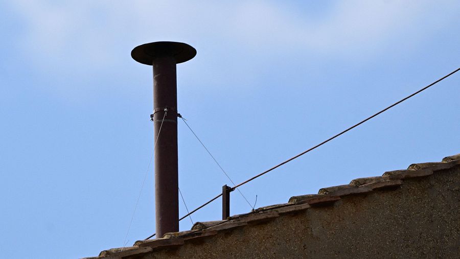 Una imagen muestra la chimenea de la Capilla Sixtina antes del inicio del cónclave