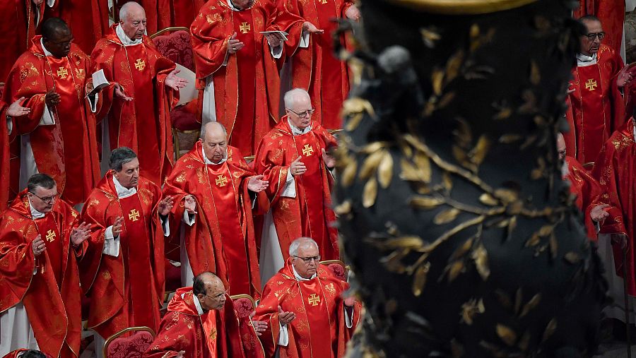 Los cardenales en la misa especial 'Pro eligendo papa' o para la elección del Papa, antes del inicio del cónclave, en la Basílica de San Pedro