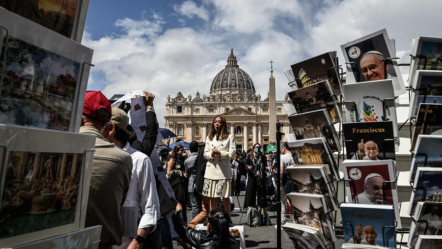 Estampas del papa Francisco en la plaza del Vaticano