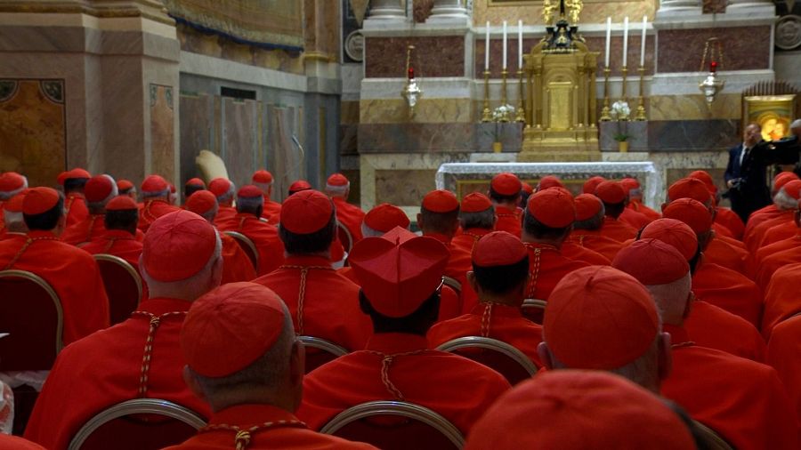 Los cardenales en la Capilla Paulina antes de encerrarse en cónclave