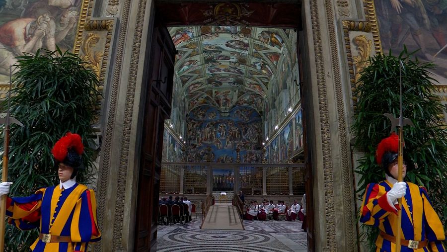 La Guardia Suiza custodia la entrada a la Capilla Sixtina antes del cónclave