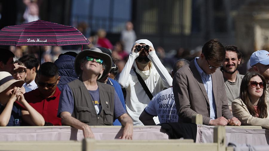 Fieles, fotógrafos y periodistas esperan en la Plaza de San Pedro la primera fumata para la elección del Papa