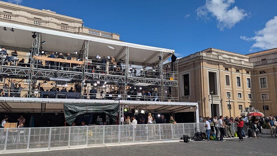 Set de las televisiones situado al fondo de la plaza con la basílica detrás