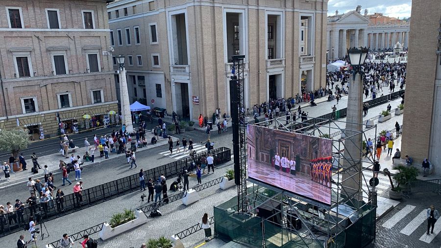 Las pantallas gigantes muestran la procesión del 'Veni Creator'