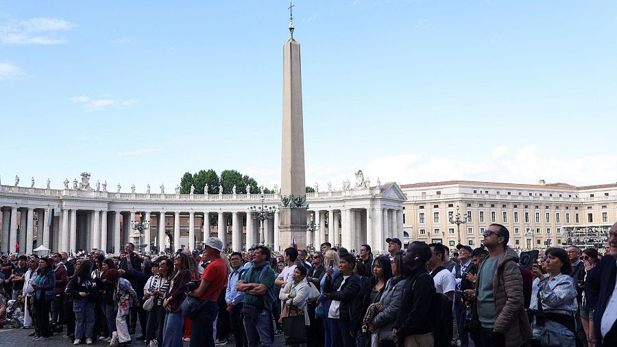 La gente se reúne en la Plaza de San Pedro el primer día del cónclave para elegir al nuevo Papa