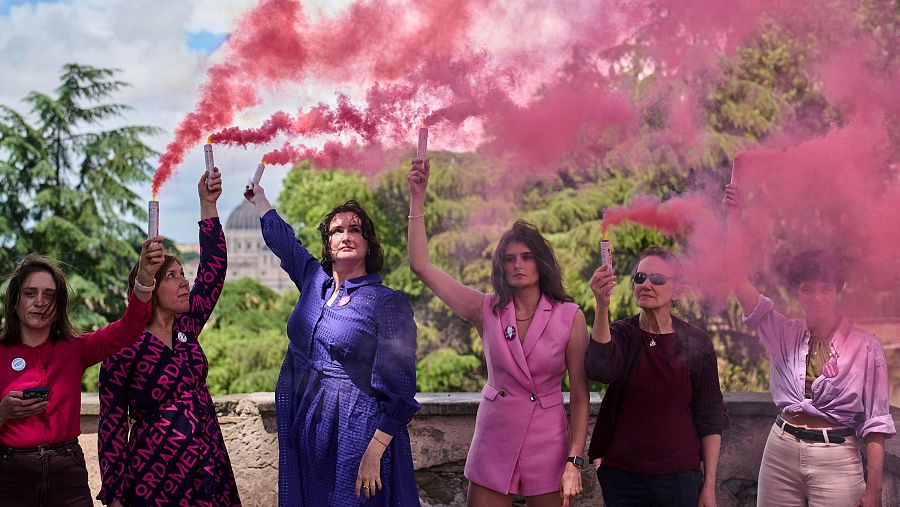 Activistas de la Women's Ordination Conference liberan humo rosa para pedir la plena igualdad de la mujer en la Iglesia católica