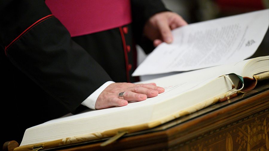 El personal que asistirá al cónclave presta el juramento para guardar el secreto