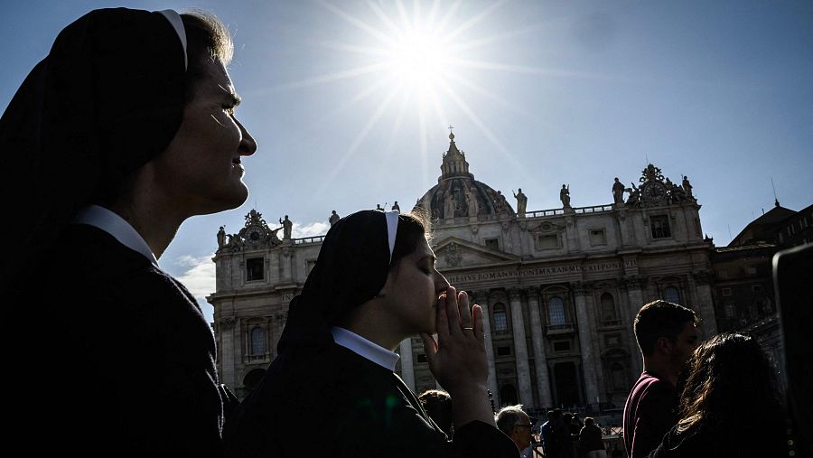 Una monja reza en la Plaza de San Pedro antes del cónclave para elegir al próximo Papa